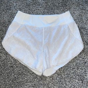 Athleta Run with it 3” short